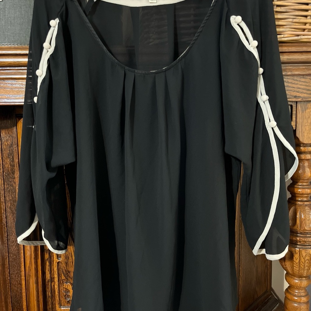 Umgee Black Blouse with ivory Contrast Trim and Tie-Sleeve Detail